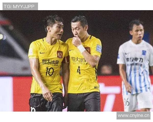 浓眉缺席九场比赛坐板凳身穿NFL球衣观战绿湾包装工比赛